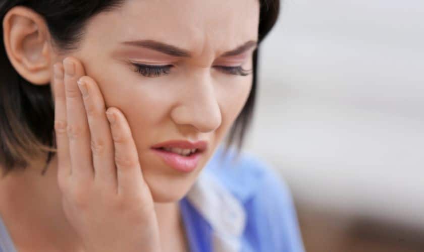 A girl experiencing tooth pain in salt lake city